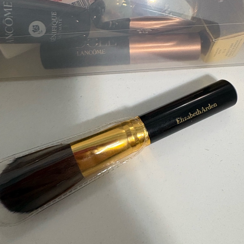 Elizabeth Arden Gold and Black Makeup Brush - Picture 5 of 5